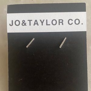 Bar studded earrings